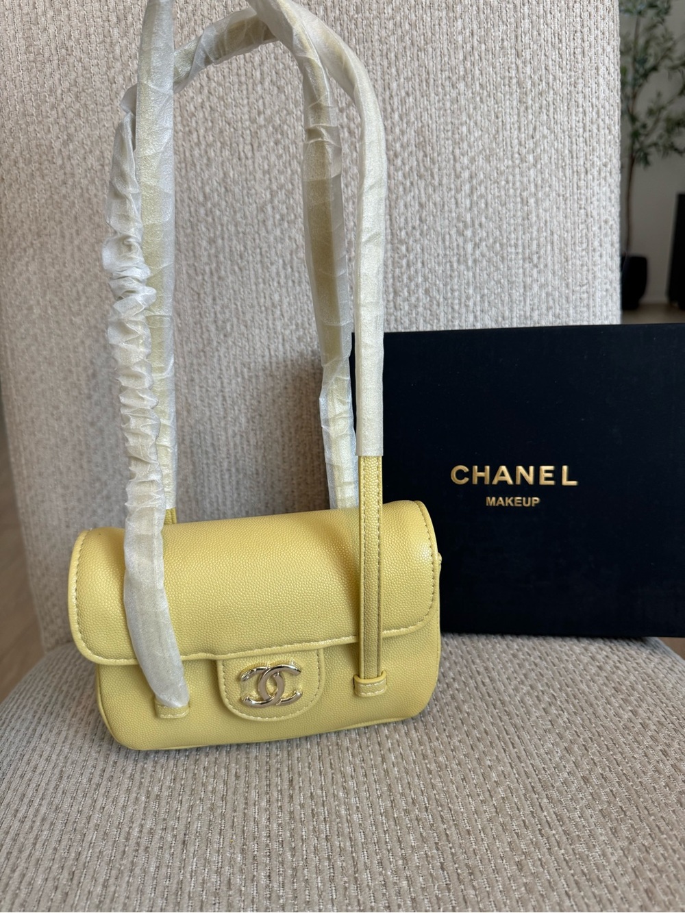 Source Unknown Yellow Shoulder Bag with Gold Hardware